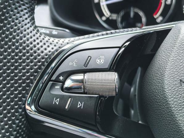 Skoda Rapid II с пробегом 2022 года, цена 1 699 000 рублей, 75894 км, лифтбек, Автокод Объявления