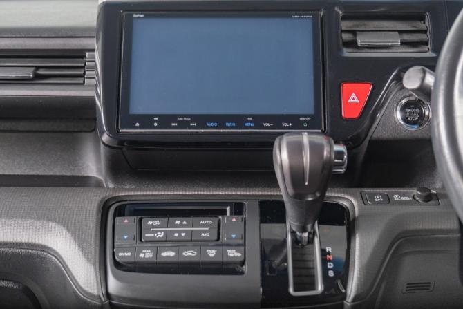 Honda Stepwgn V с пробегом 2016 года, цена 1 999 000 рублей, 94000 км, минивэн, Автокод Объявления