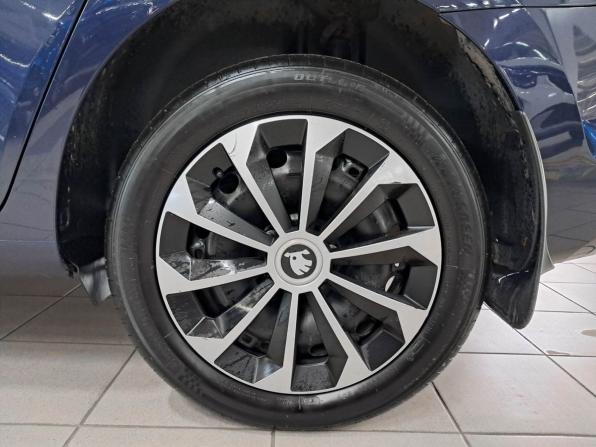 Skoda Rapid I с пробегом 2017 года, цена 1 355 000 рублей, 92630 км, лифтбек, Автокод Объявления