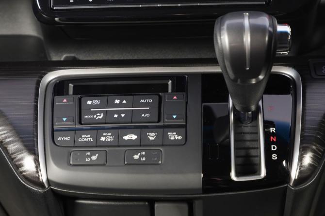 Honda Stepwgn V с пробегом 2016 года, цена 1 999 000 рублей, 112000 км, минивэн, Автокод Объявления