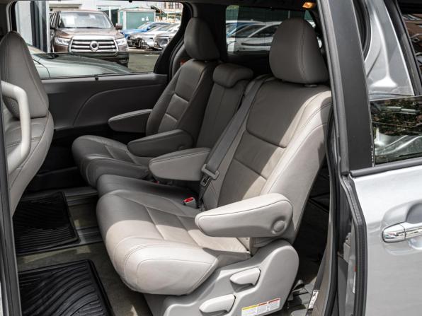 Toyota Sienna III Рестайлинг 2 с пробегом 2017 года, цена 3 170 000 рублей, 258172 км, минивэн, Автокод Объявления
