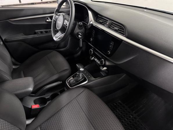 Kia Rio IV Рестайлинг с пробегом 2022 года, цена 1 679 000 рублей, 136000 км, седан, Автокод Объявления