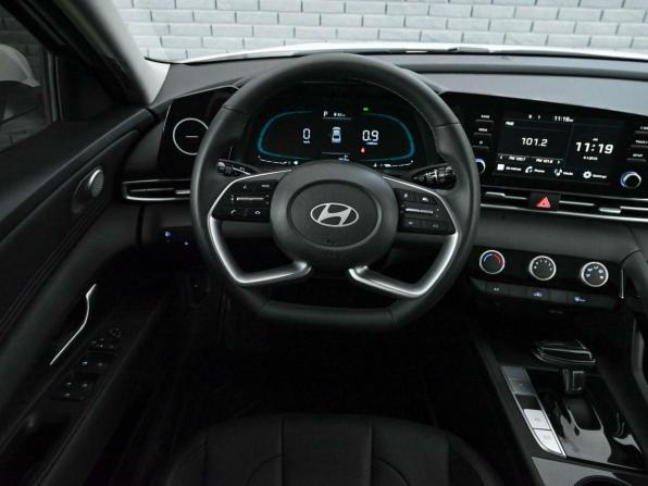 Hyundai Elantra VII (CN7) Рестайлинг с пробегом 2024 года, цена 3 140 000 рублей, 5919 км, седан, Автокод Объявления