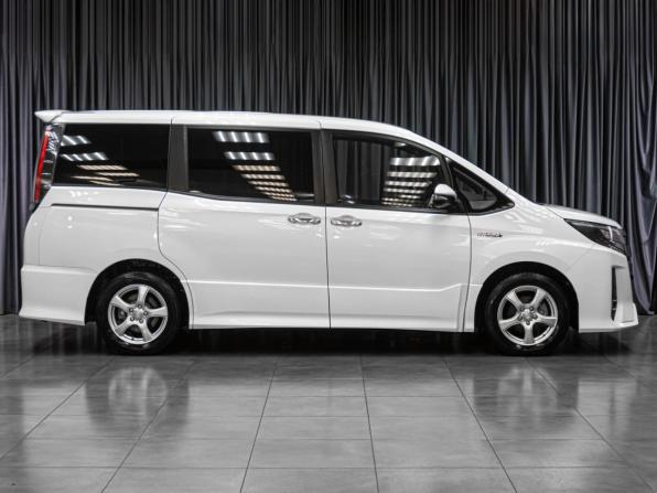 Toyota Noah III (R80) Рестайлинг с пробегом 2018 года, цена 2 349 000 рублей, 120279 км, минивэн, Автокод Объявления