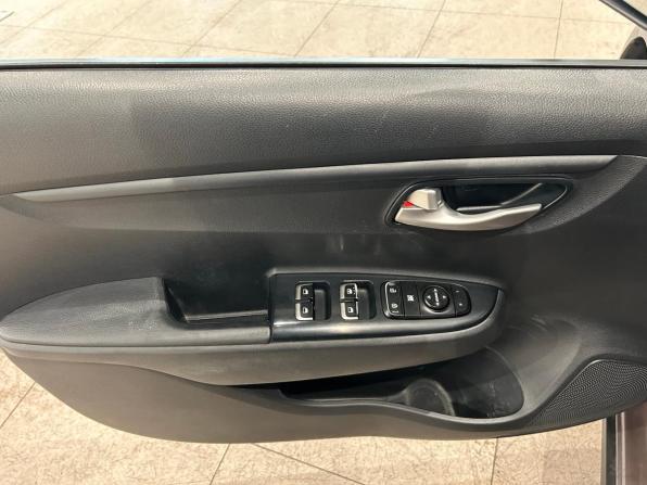 Kia Rio IV с пробегом 2018 года, цена 999 000 рублей, 140871 км, хэтчбек, Автокод Объявления