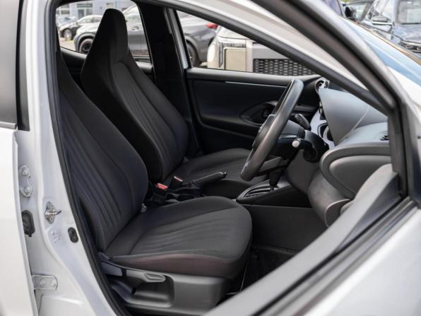 Toyota Yaris IV с пробегом 2021 года, цена 1 199 000 рублей, 151701 км, хэтчбек, Автокод Объявления