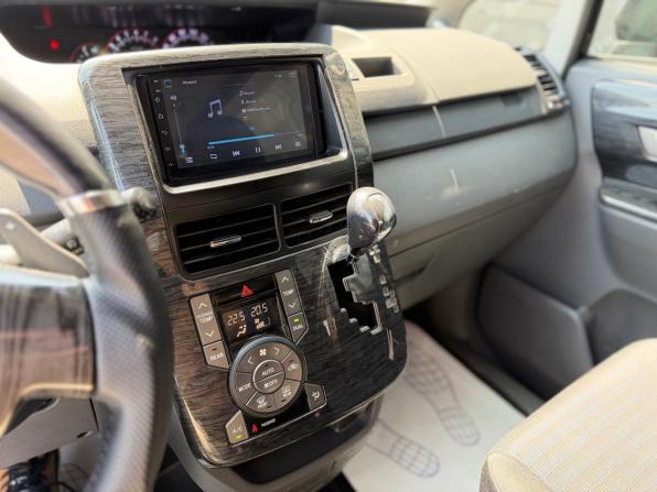 Toyota Voxy II (R70) с пробегом 2008 года, цена 1 575 000 рублей, 146500 км, минивэн, Автокод Объявления